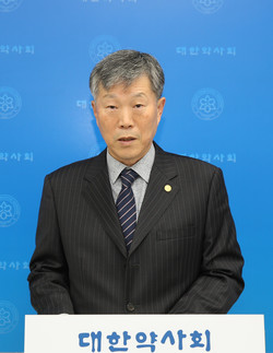 ▲ 박상룡 홍보이사는 대한약사회가 2024년도 연회비 동결안을 오는 3차 이사회에 상정했다고 밝혔다.