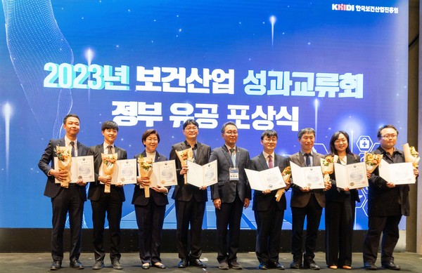 ▲ 송태진 교수(왼쪽에서 네번째)가 복지부장관상을 수상했다.