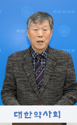 ▲ 박상룡 이사는 대한약사회가 의약품 균등 공급 사업을 위해 자체 웹사이트를 개설했다고 설명했다.