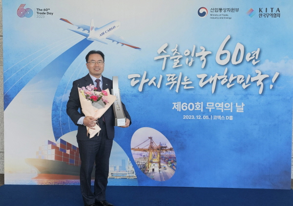 ▲ 휴온스메디텍이 무역의 날 60주년을 맞아 진행된 시상식에서 '700만불 수출의 탑'을 수상했다