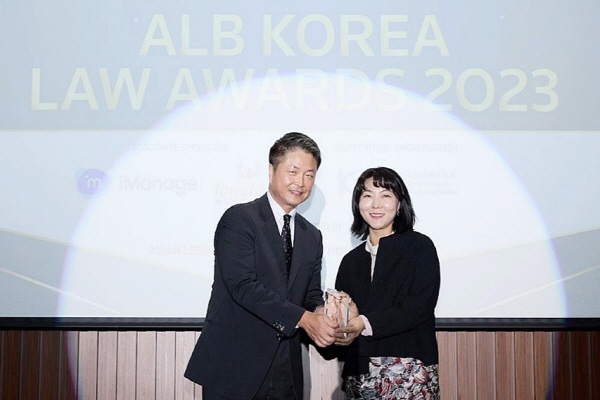 ▲ 한미약품 사내 법무팀이 글로벌 미디어그룹 톰슨 로이터 계열사 ALB(Asian Legal Business)가 주최한 법조 분야 최고 권위 시상 ‘ALB Korea Law Awards’에서 ‘대한민국 올해의 사내 법무팀’ 상을 수상했다.