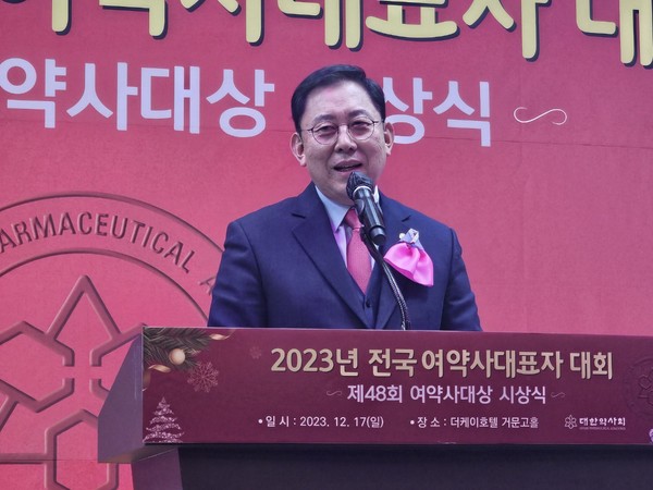 ▲ 최광훈 회장은 축사를 통해 여약사들에게 감사의 말을 전함과 동시에 비대면 진료 시범사업 확대에 대한 우려를 밝혔다.