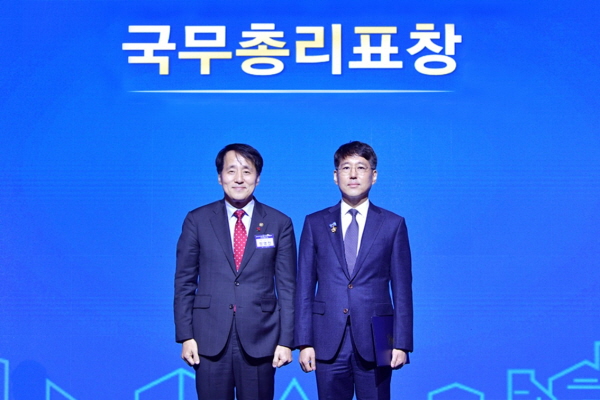 ▲ 한미약품이 건강한 CP 문화 확산에 기여한 공로를 인정받아 국무총리 표창을 받았다.