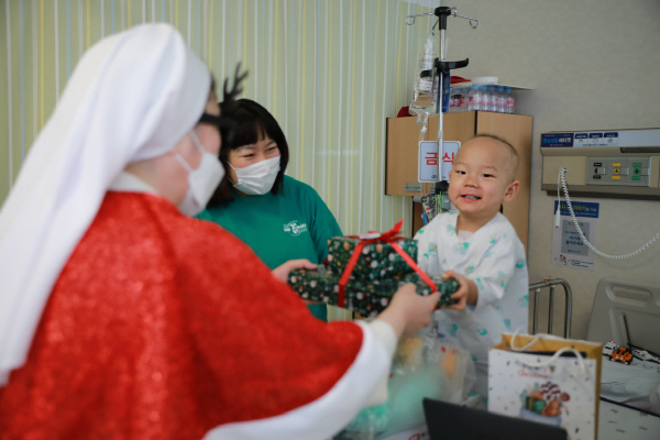 ▲ 가톨릭대학교 서울성모병원은 입원 치료중인 소아 환아들에게 다양한 기부 물품으로 크리스마스 선물을 전달했다