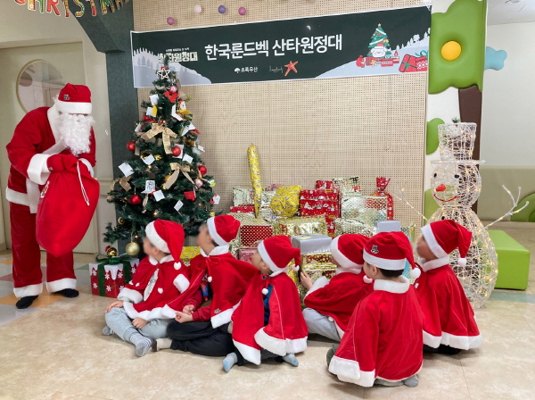 ▲ 한국룬드벡은 지난 22일, 연말을 맞아 취약계층 아동의 소원을 들어주기 위해 초록우산 어린이재단이 주관하는 ‘2023 산타원정대 캠페인’에 참여해 기부금 1000만 원을 전달했다.