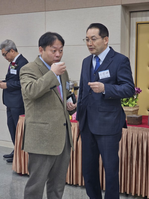 ▲ 한국유나이티드제약 강원호 대표이사(왼쪽)