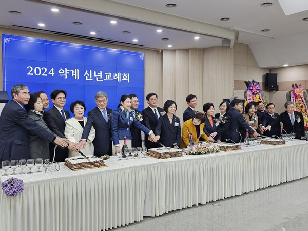 ▲ 약업계 인사들은 축하 떡 커팅식을 마지막으로 신년 교례회를 마쳤다.