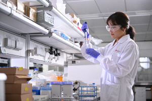 ▲ LG화학은 5일, 미국 리듬파마슈티컬스(Rhythm Pharmaceuticals)와 희귀비만증 신약 LB54640의 글로벌 개발 및 판매 권리를 이전하는 계약을 체결했다고 밝혔다.