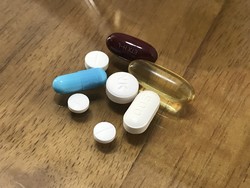 ▲ 국무조정실이 개인 간 건기식 거래를 허용하도록 권고하자 약사사회는 안전문제가 발생할 수 있다고 지적했다.