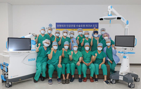 ▲ 연세대학교 의과대학 용인세브란스병원이 최근 수도권 소재 대학병원 가운데 처음으로 인공관절 수술 로봇 ‘ROSA’를 도입 후 성공적으로 수술을 마쳤다.