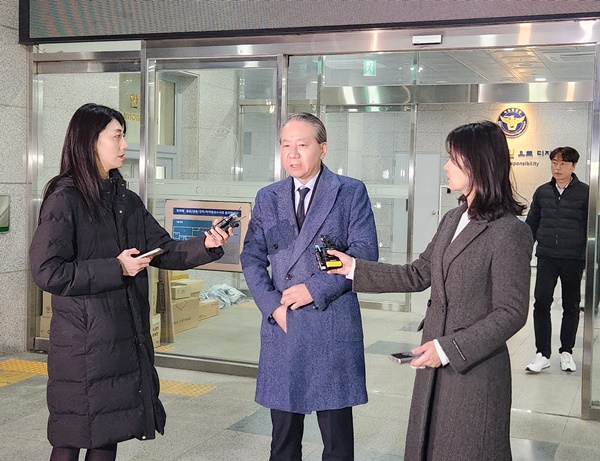 ▲ 주수호 언론홍보위원장이 경찰 조사를 마친 뒤, 인터뷰에 응하고 있다.