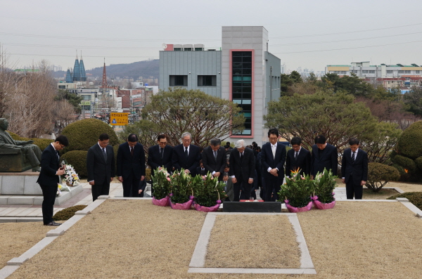 ▲ 유한양행과 유한재단, 유한학원은 3월 11일 오전 경기도 부천시 유한대학에 위치한 유일한 기념홀(윌로우 하우스)에서 유일한 박사 제 53주기 추모식을 가졌다.