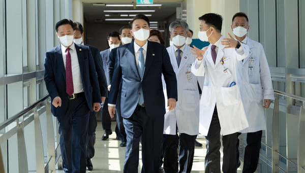 ▲ 윤석열 대통령이 18일, 서울아산병원 어린이병원을 방문했다.