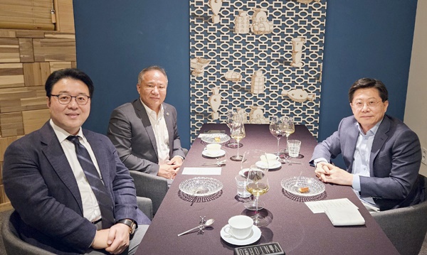 ▲ (왼쪽부터) 고도일 회장, 황규석 회장, 박홍준 전 회장.