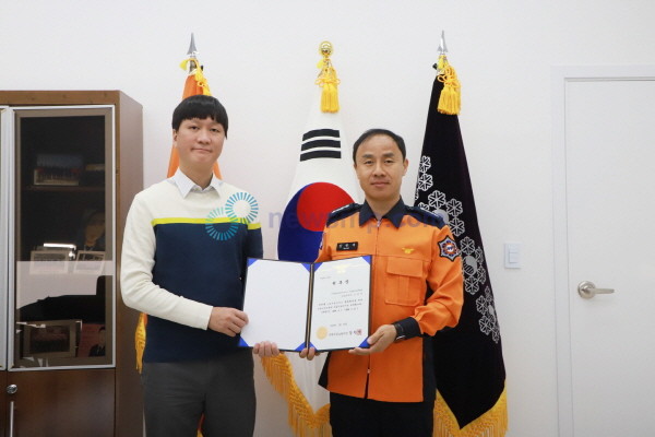 ▲ 김종선 교수(왼쪽)와 강한석 서장