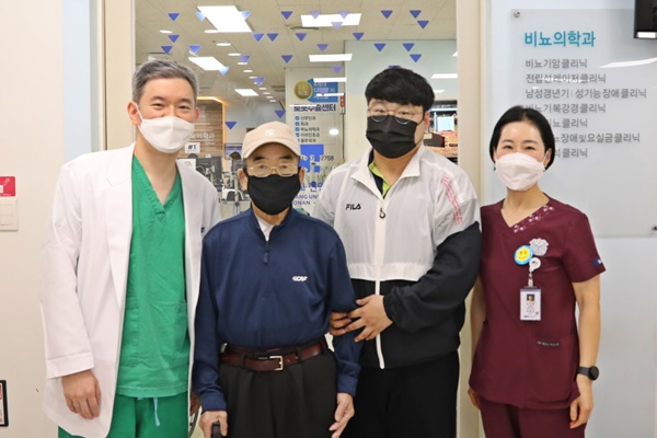 ▲ (왼쪽부터)김시현 교수, 환자 고 모씨와 가족, 이효진 로봇수술센터 코디네이터.