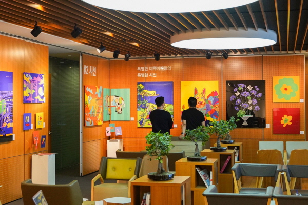 ▲ 광동제약은 장애인의 달을 맞아 키뮤스튜디오와 함께  발달장애 아티스트들의 작품을 선보이는 이색 전시회 ‘특별.시: 특별한 디자이너들의 시선’ 전(展)을 개최한다고 26일 밝혔다. 