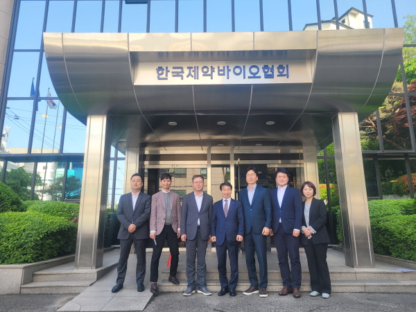 ▲ (왼쪽부터) 안국약품 노석문 부장, 대원제약 최재호부장, 동화약품 이택기 이사, 한림제약 최천옥 상무, 종근당 문종훈 이사, 신풍제약 이용석 부장, 건일제약 이혜정 부장