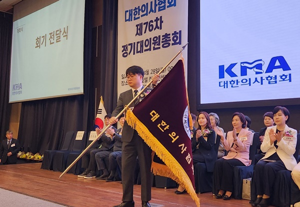 ▲ 임현택 당선인이 의협 정기총회에서 의대 정원 증원과 필수의료 정책패키지를 반드시 저지하겠다면서 차기 집행부에 힘을 실어달라고 호소했다.