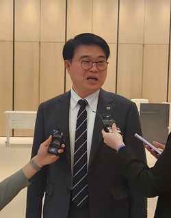▲ 임현택 회장이 취임식 전 취재진과 이야기를 나누고 있다.