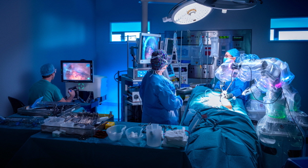 ▲ 동아에스티는 영국 CMR SURGICAL(씨엠알 써지컬)사와 수술 로봇 ‘VERSIUS(베르시우스)’에 대한 국내 독점 공급계약을 체결했다고 8일 밝혔다.