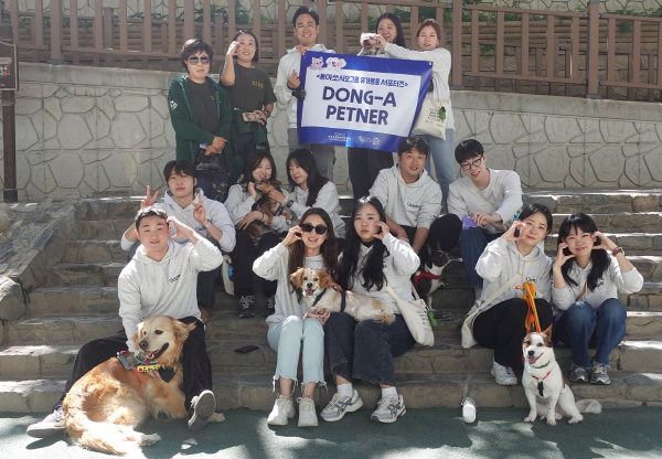 ▲ 동아제약은 지난 16일, 동대문구에 위치한 유기동물 입양센터 발라당에서 유기동물보호 봉사활동을 진행했다고 밝혔다.