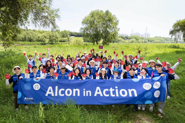 ▲ 알콘은 글로벌 봉사활동 프로그램인 ‘알콘 인 액션(Alcon in Action)’의 일환으로 지난 17일 탄천 일대에서 식물정화 봉사활동을 진행했다