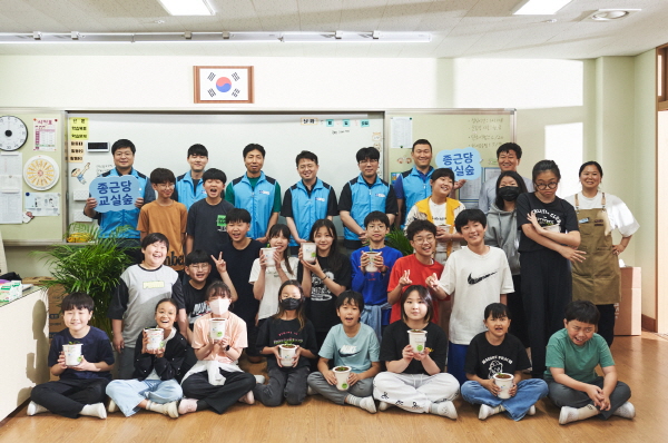 ▲ 종근당홀딩스는 종근당 효종연구소 임직원과 함께 용인 지석초등학교와 초당초등학교에서 ‘종근당 교실 숲’ 조성 활동을 펼쳤다