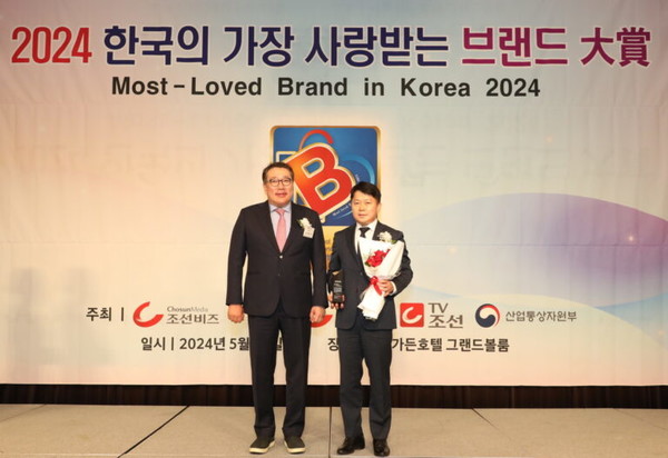 ▲ 일동후디스의 ‘하이뮨 프로틴 밸런스’와 ‘후디스 프리미엄 산양유아식’이 지난 23일 ‘2024 한국의 가장 사랑받는 브랜드 대상’에 선정됐다.