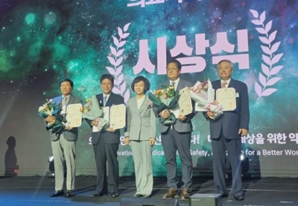 ▲ 제17회 의료기기의 날 기념식에서 임범순 센터장(왼쪽에서 두 번째)을 비롯한 수상자들과 오유경 식품의약품안전처장(가운데)의 모습.