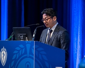 ▲ 미국흉부외과학회 대동맥 심포지엄 2024에서 발표 중인 김명수 교수.