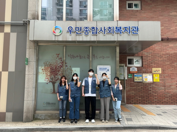 ▲ 유영제약은 우면종합사회복지관에서 저소득층 독거노인들을 대상으로 5월 무료급식 봉사활동을 펼쳤다