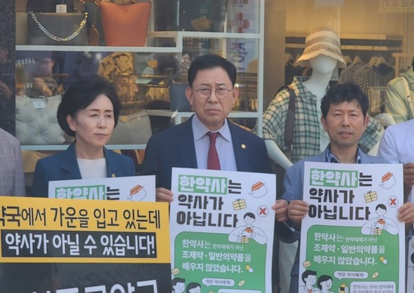 ▲ 대한약사회 최광훈 회장이 11일, 금천구 한약사 개설약국 앞 시위 현장을 방문했다.