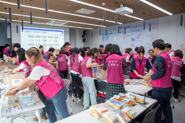 ▲ 입센코리아는 28일, 강남구자원봉사센터와 함께 위기가정을 위한 'CARE BOX 나눔행사'를 진행했다고 밝혔다.