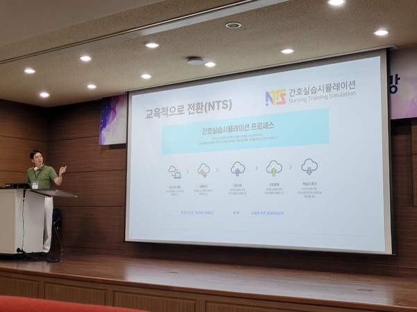 ▲ 한동수 대표가 간호실습시뮬레이션의 프로그램 구성에 대해 발표하고 있다.
