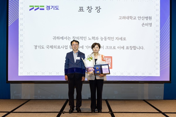 ▲ 김형도 의료산업팀장(왼쪽)과 손미영 진료협력팀장.