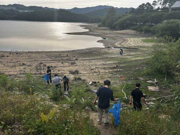 ▲ 유영제약이 충청북도 진천군에 위치한 구암 저수지에서 환경정화 봉사활동을 진행했다