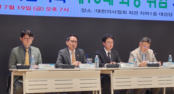 ▲ (왼쪽부터) 경문배 총무이사, 박근태 회장, 이성필 총무부회장, 조성일 총무이사.