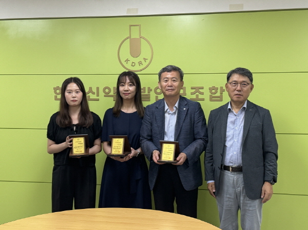 ▲ 한국신약개발연구조합은 22일 조합 대회의실에서 근속직원 3명에 대해 근속 표창을 수여하고, 그동안의 노고를 격려했다고 밝혔다.