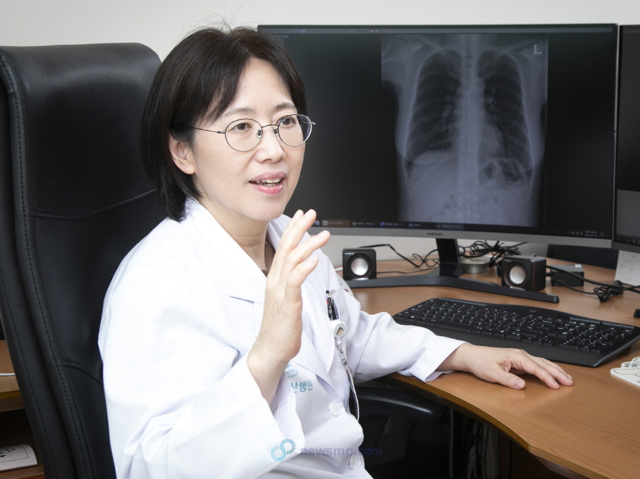 ▲ 지난 6월, 보건복지부는 우리나라에서 유일한 인터루킨(Interleukine, IL)-5 수용체 항체, 파센라(성분명 벤라리주맙, 아스트라네카)를 건강보험 급여목록에 등재했다. 새로운 계열의 파센라가 급여 목록에 등재되면서 중증 호산구성 천식 치료 환경이 한 단계 더 진일보했다는 평가다. 이에 의약뉴스는 서울아산병원 알레르기내과 조유숙 교수를 만나 국내 천식의 현황과 중증 호산구성 천식에 있어 파센라의 임상적 가치를 조명했다.