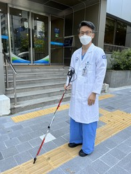 ▲ 황호식 교수가 시각 장애인용 스마트 지팡이 특허를 등록했다.
