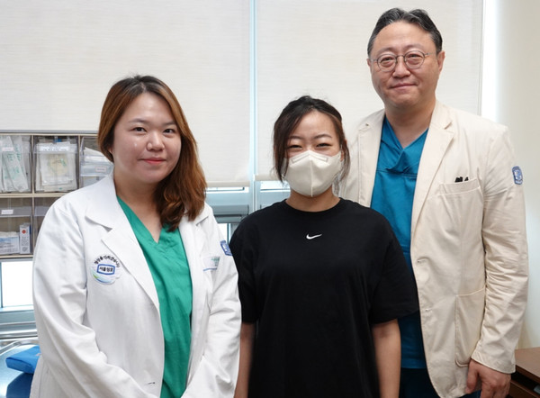 ▲ (왼쪽부터) 서성임 간호사, 100번째 ‘피부 최소절개 신장이식 수술’ 30대 여성 환자, 박순철 교수.