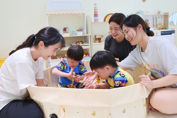 ▲ 서울아산병원 응급실 의료진이 지난 29일 한사랑장애영아원 아동들과 함께 놀이를 하고 있다.