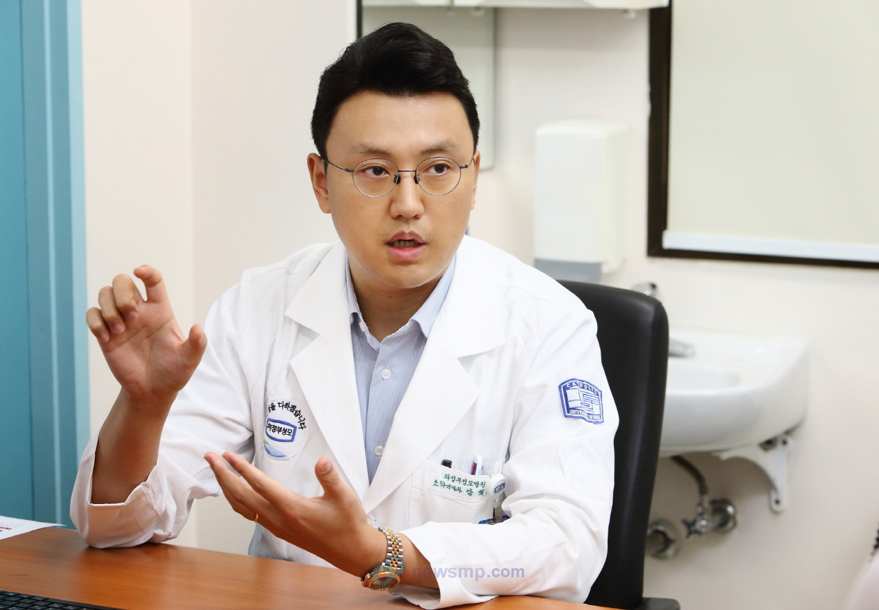 ▲ 남희철 교수는 "SWITCH 연구에서는 골다공증 고위험군인 폐경 이후의 여성이나, 신기능 저하의 위험 요소인 당뇨병이 있는 고령층 환자에서 더 면밀한 관찰을 진행했다”면서 “결과적으로 현재 급여기준 상 한계가 있기는 하지만, 이러한 위험 요소가 있는 환자들은 신기능이나 골밀도 검사를 정기적으로 잘 진행해서 증상이 더 나빠지기 전에 약제를 변경하는 것이 더 나은 치료 결과를 가져올 수 있다는 점이 연구의 중요한 메시지”라고 역설했다.