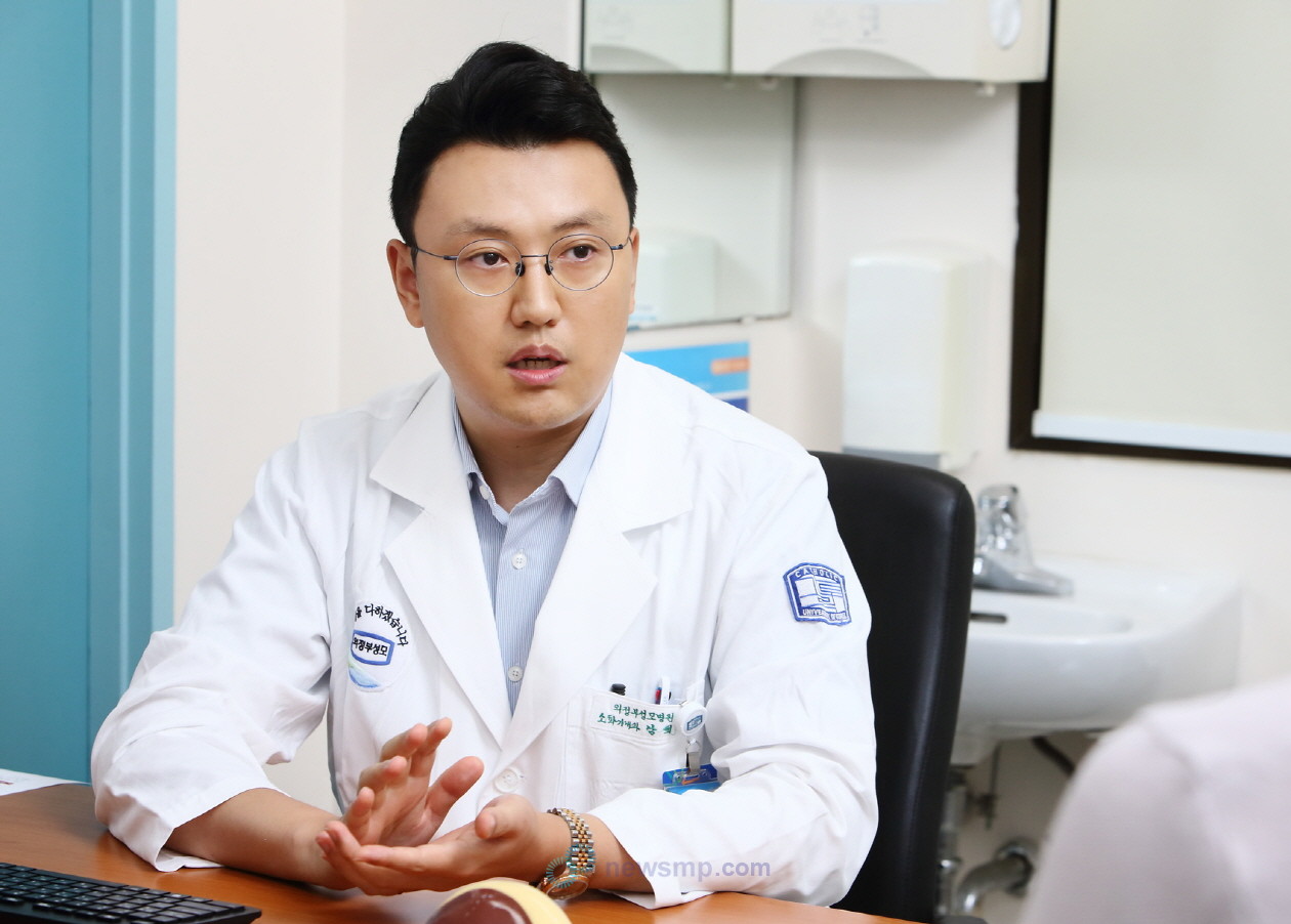 ▲ 남희철 교수는 “이전에는 약제가 있어도 효과가 불충분하고 내성 문제 등으로 인해 장기 투여 시 얻을 수 있는 이득이 크지 않았으나, 최신 약제들은 부작용이나 합병증 위험도 적고 간암 발생이나 간경변증으로의 진행을 막을 수 있는 효과가 크다”면서 “그러나 아직 치료의 회색 지대에 속한 환자들은 간암의 위험성에도 불구하고 급여 문제로 인해 약을 쓰지 못하고 간암으로 진행되는 경우도 꽤 있어, 약제 변경 및 치료 시작 시점에서 회색지대 환자들을 대상으로 한 치료 접근성을 개선해야 한다”고 바람을 전했다.
