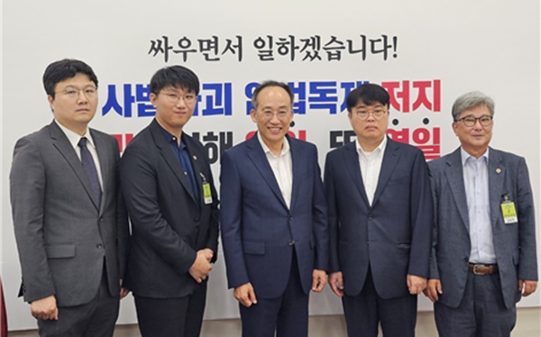 ▲ (왼쪽부터)송명제 대외협력이사, 채동영 홍보이사, 추경호 대표, 임현택 회장, 강대식 상근부회장.