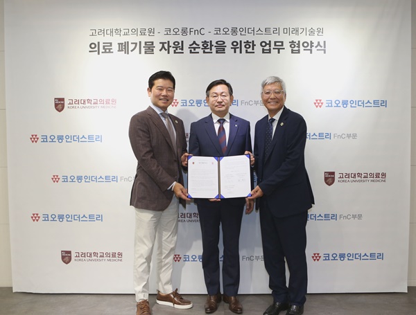 ▲ (왼쪽부터) 유석진 사장, 윤을식 의무부총장, 한성수 원장.