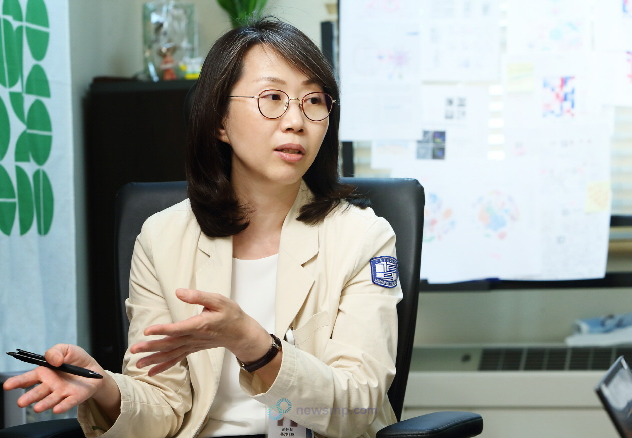 ▲ 악성중피종 환자가 지속적으로 증가할 것으로 전망되는 가운데 지난 2020년, 최초의 이중면역항암요법인 옵디보와 여보이 병용요법이 악성중피종 중에서도 가장 흔한 악성흉막중피종 환자의 생존기간을 연장했다는 연구 결과가 발표돼 화제를 모았다. 그러나 여전히 악성중피종 치료 환경을 개선하기 위해서는 해결해야 할 과제가 적지 않다는 것이 현장의 목소리다. 이에 의약뉴스는 서울성모병원 암병원 홍숙희 폐암센터장을 만나 악성중피종 치료 현황과 옵디보+여보이 병용요법의 임상적 가치 및 과제를 들어봤다.
