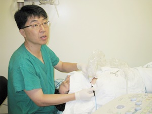 ▲ 백정환 교수가 양성 갑상선 결절 환자에게 고주파절제술을 시행하고 있다.