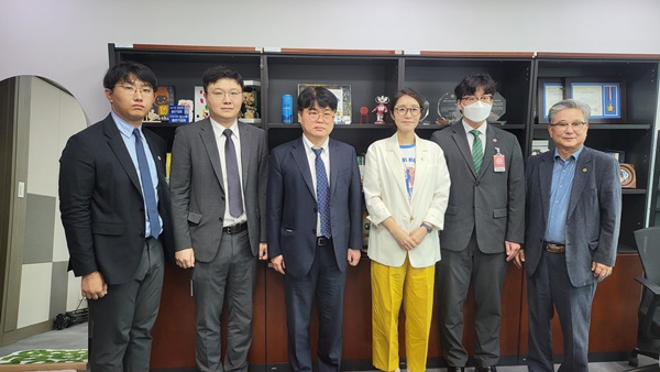 ▲ (왼쪽부터) 채동영 홍보이사 겸 부대변인, 송명제 대외협력이사, 임현택 회장, 강선우 의원, 임진수 기획이사(사직 전공의), 강대식 상근부회장.